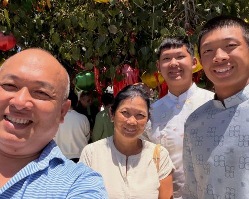 Mối quan hệ giữa Quang Dương và cha có thể hiểu không chỉ là cha con, mà còn là bộ đôi đồng hành trong sự nghiệp. Cha của anh, ông Dương Duy Đức, giữ vai trò huấn luyện, quản lý và định hướng cho tay vợt Việt kiều trên hành trình thể thao chuyên nghiệp.