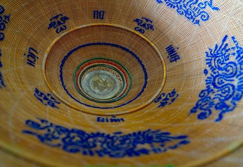  Bên trong mỗi chiếc nón được làm công phu, tỉ mỉ với từng nét thủ công. 