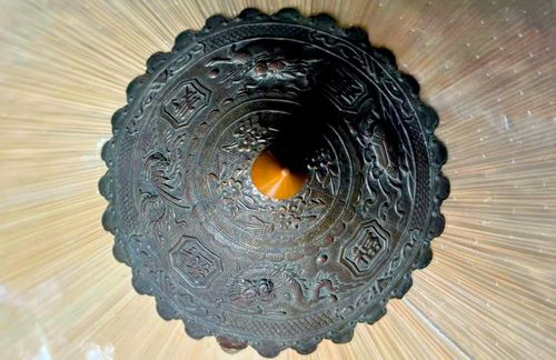  Phần chụp bằng kim loại ở chóp nón có hình Long - Lân - Quy - Phụng dành cho quan lớn đội. Chiếc nón này đã hơn 300 năm. Chiếc nón này đã có người trả 150 triệu đồng nhưng ông Ba Lan không bán. 