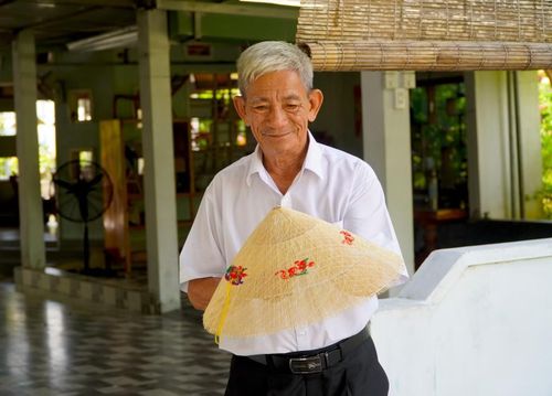  Nón Phú Gia được chính tay ông Ba Lan làm giống như một căn "biệt thự" khi phải trải qua nhiều công đoạn. 