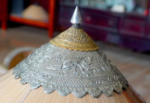  Chiếc nón có chụp bạc, vàng được điêu khắc công phu mà ông Ba Lan giữ đã hơn 300 tuổi. Giá của nó được ông Ba Lan cho biết khoảng 170 triệu đồng. 