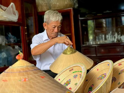  Nón có chụp bằng hỗn hợp kim loại do người xưa làm vô cùng quý giá. 