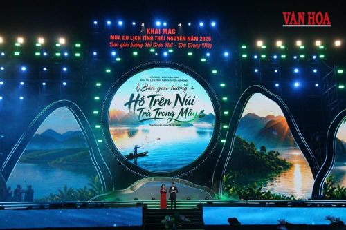 Sự kiện khai mạc mùa du lịch bản giao hưởng "Hồ trên núi - Trà trong mây" thu hút hàng chục nghìn người đến xem trực tiếp