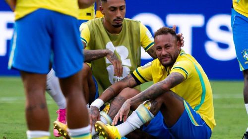 Neymar bật khóc sau trận đấu cuối cùng trong màu áo tuyển Brazil
