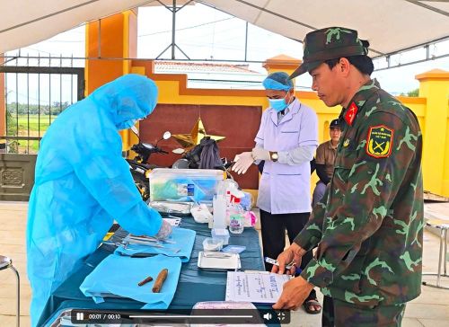 Các kỹ thuật viên thực hiện công đoạn lấy mẫu ADN