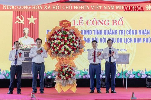 Ông Trần Vũ Khiêm, Phó Bí thư Thường trực tỉnh ủy tặng hoa chúc mừng xã Kim Phú