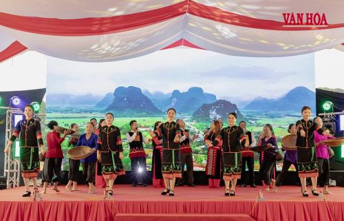 Tiết mục văn nghệ thể hiện sự đa dạng văn hóa, bản sắc của đồng bào các dân tộc đang sinh sống tại xã Kim Phú.