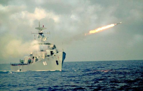 Tàu của Lữ đoàn 171 thực hiện bắn thủy lôi trên biển