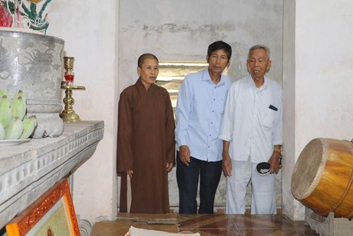 Ban Quản lý di tích thôn Tam Tứ, xã Liêm Hà, tỉnh Ninh Bình luôn chú trọng công tác bảo vệ, giữ gìn hiện vật và tuyên truyền giá trị di sản đến cộng đồng. Ảnh: Thùy Dung - TTXVN