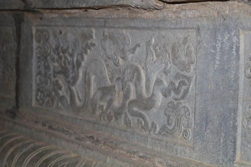 Các hoa văn trang trí trên Bệ đá Long Hoa, xã Liêm Hà, tỉnh Ninh Bình mang phong cách tinh xảo, bố cục cân đối, thể hiện tư duy thẩm mỹ hài hòa giữa yếu tố trang trí và tính biểu tượng tâm linh. Ảnh: Thùy Dung - TTXVN