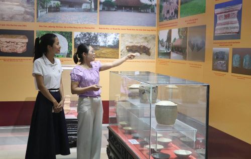 Bảo tàng tỉnh Ninh Bình đang tiến hành nghiên cứu, biên soạn cuốn sách "Bảo vật quốc gia tỉnh Ninh Bình" góp phần bảo tồn, phát huy giá trị của Bảo vật quốc gia Bệ đá Long Hoa, xã Liêm Hà, tỉnh Ninh Bình nói riêng và các bảo vật trên toàn tỉnh nói chung. Ảnh: Thùy Dung - TTXVN