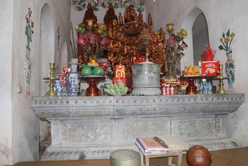 Bệ đá Long Hoa được đặt tại không gian chính điện của chùa Thượng Nương, xã Liêm Hà, tỉnh Ninh Bình. Ảnh: Thùy Dung - TTXVN