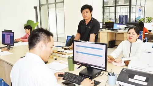 Giải quyết thủ tục hành chính tại Trung tâm Phục vụ hành chính công xã Long Thành, thành phố Đồng Nai. (Ảnh: THIÊN VƯƠNG)