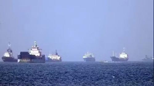 Tàu thuyền vận chuyển trên eo biển Hormuz. (Ảnh: THX/TTXVN)