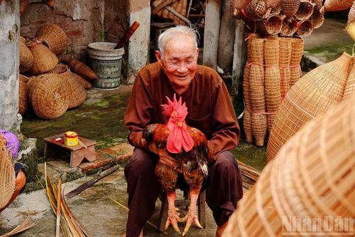 Nghệ nhân Bạc luôn tìm thấy cho mình niềm hạnh phúc nơi cuộc sống làng quê. Ảnh: LINH VŨ