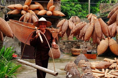 Nhiều công cụ đánh bắt được làm khéo léo từ các nan tre. Ảnh: LINH VŨ