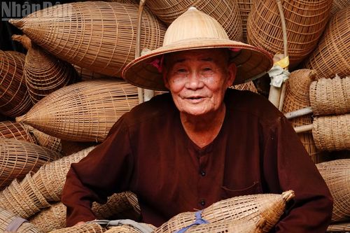 Ánh mắt nghệ nhân luôn ánh lên niềm tin về nghề đan đó của quê hương. Ảnh: LINH VŨ