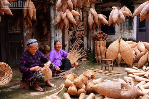 Bà Thúy (bên trái) và bà Canh rạng rỡ ngồi đan đó bên hiên nhà. Ảnh: LINH VŨ