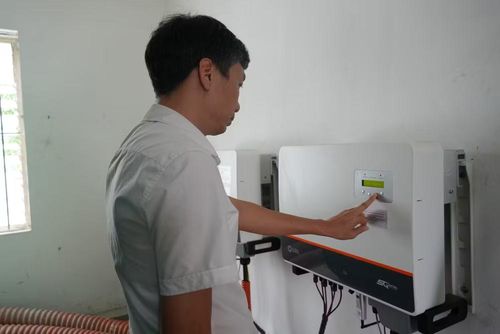 Cán bộ kỹ thuật Công ty Điện lực Lào Cai thực hiện kiểm tra định kỳ thông số vận hành trên bộ biến tần (Inverter) thuộc hệ thống điện mặt trời mái nhà lắp đặt tại trụ sở công ty.