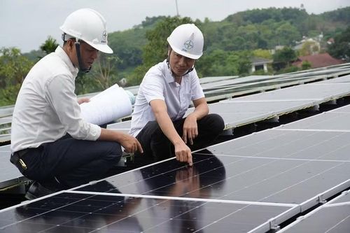 Các kỹ sư kiểm tra hệ thống điện mặt trời mái nhà tại Nhà điều hành sản xuất Công ty Điện lực Lào Cai.