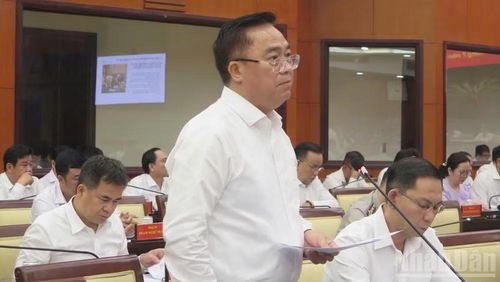 Giám đốc Sở Tài chính Hoàng Vũ Thảnh trình bày tham luận tại hội nghị.
