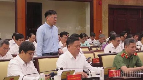 Đại biểu phát biểu ý kiến tại hội nghị.