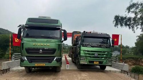 Đoàn xe siêu trọng thử tải trên cầu Thành Vượng trước khi đưa công trình vào sử dụng.