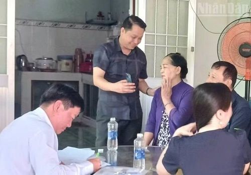 Nhờ cấp ủy, chính quyền xã chịu khó, kiên trì đến tận nhà các hộ dân vận động, phân tích, thuyết phục, các hộ đã chấp thuận bàn giao mặt bằng làm công trình giao thông.