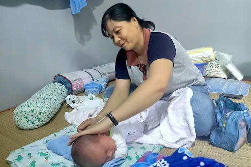 Chính quyền xã Vĩnh Lộc kêu gọi ai là cha, mẹ đẻ hoặc người thân của cháu bé bị bỏ rơi đến liên hệ với Ủy ban nhân dân xã để đón cháu bé về chăm sóc, nuôi dưỡng. (Ảnh: Châu Pha)