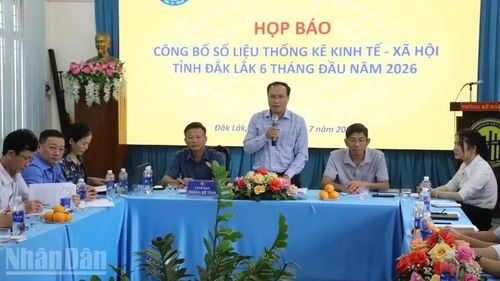 Đồng chí Hồ Ngọc Quang, Trưởng Thống kê tỉnh Đắk Lắk phát biểu tại buổi họp báo.