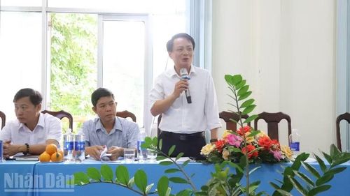 Đại diện Sở Tài chính trả lời câu hỏi của các phóng viên.