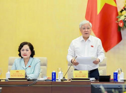 Phó Chủ tịch Thường trực Quốc hội Đỗ Văn Chiến phát biểu tại cuộc họp.