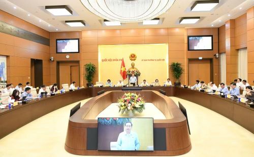 Quang cảnh cuộc họp giao ban của lãnh đạo Quốc hội với các cơ quan của Quốc hội và Văn phòng Quốc hội về sơ kết công tác 6 tháng đầu năm, dự kiến nhiệm vụ trọng tâm tháng 7 và các tháng cuối năm 2026.