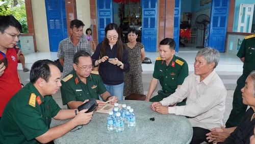 Thiếu tướng Nguyễn Thành Trung (đeo kính), Chính ủy Bộ Tư lệnh Thành phố Hồ Chí Minh tiến hành xác minh thông tin liệt sĩ Huỳnh Văn Quên.