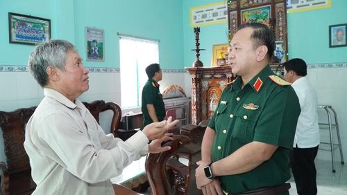 Thiếu tướng Nguyễn Thành Trung trao đổi cùng thân nhân gia đình liệt sĩ Huỳnh Văn Quên tại xã Vàm Cỏ, tỉnh Tây Ninh.