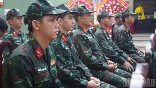 Lực lượng K74 thực hiện nhiệm vụ triển khai công tác quy tập liệt sĩ tại Công viên Lê Thị Riêng.