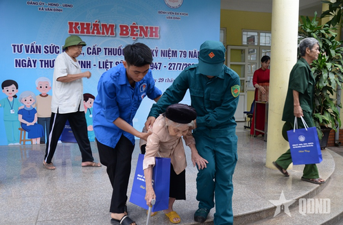Dân quân và thanh niên địa phương tận tình đưa đối tượng chính sách vào khám sức khỏe.