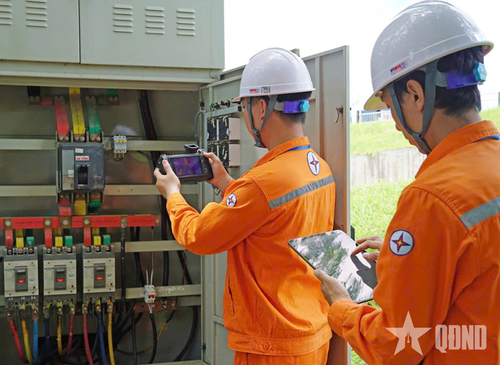 Nhân viên EVNNPC sử dụng các thiết bị công nghệ hiện đại để kiểm tra vận hành lưới điện.
