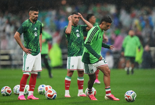 Đội tuyển Mexico khởi động trước trận đấu. Ảnh: AP