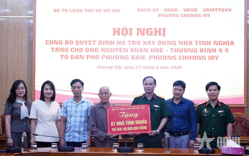 Bộ tư lệnh Thủ đô Hà Nội trao quà hỗ trợ xây nhà tình nghĩa tặng gia đình ông Nguyễn Xuân Hòe.