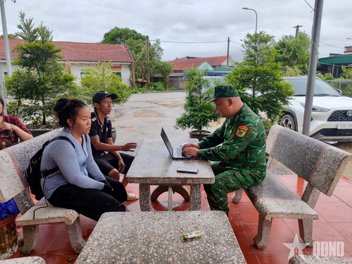 Cán bộ Đồn Biên phòng Bắc Sơn (Ban chỉ huy Bộ đội Biên phòng tỉnh Quảng Ninh) lấy lời khai của các đối tượng.
