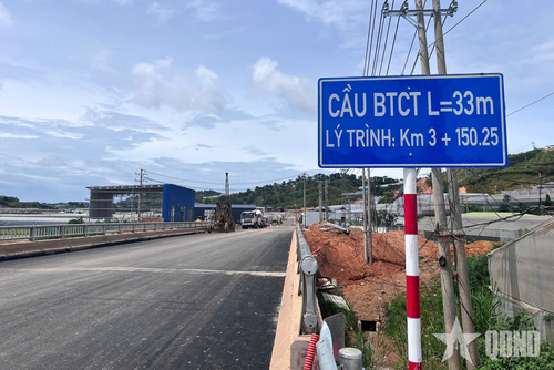 Cầu bê tông cốt thép dài 33m, đây là cây cầu duy nhất trên toàn tuyến đường Đường Cam Ly - Phước Thành.