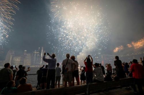 Người dân theo dõi màn trình diễn pháo hoa thắp sáng bầu trời trong dịp Quốc khánh Mỹ tại New York. Ảnh: Getty Images.
