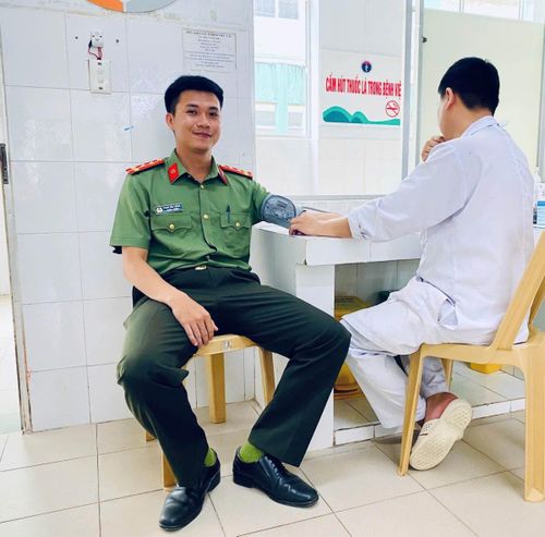 Đại úy Phạm Văn Thắng kiểm tra sức khỏe trước khi hiến tiểu cầu.
