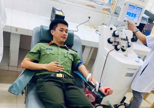 Đại úy Phạm Văn Thắng nằm hơn 3 giờ đồng hồ để hoàn thành việc hiến tiểu cầu.