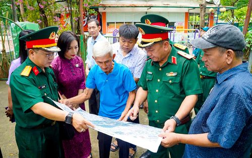  Bộ Tư lệnh TPHCM phối hợp các đơn vị và nhân chứng xác định vị trí chôn tập thể liệt sĩ tại Công viên Lê Thị Riêng. ẢNH: MẠNH THẮNG 