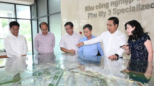 Đại diện Công ty CP Thanh Bình - Phú Mỹ báo cáo với Chủ tịch UBND TPHCM Nguyễn Văn Được về dự án KCN chuyên sâu Phú Mỹ 3. Ảnh: VIỆT DŨNG