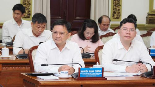  Các đồng chí Thường trực UBND TPHCM và lãnh đạo các sở, ngành TPHCM tham dự buổi làm việc. Ảnh: HOÀNG HÙNG 