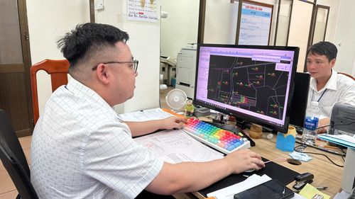 Cán bộ Chi nhánh Văn phòng Đăng ký đất đai số 36 (số 70 đường Trần Hưng Đạo, xã Ngãi Giao, TPHCM) xử lý cấp sổ đỏ cho người dân trên ứng dụng chuyển đổi số của lĩnh vực đất đai. ẢNH: QUANG VŨ