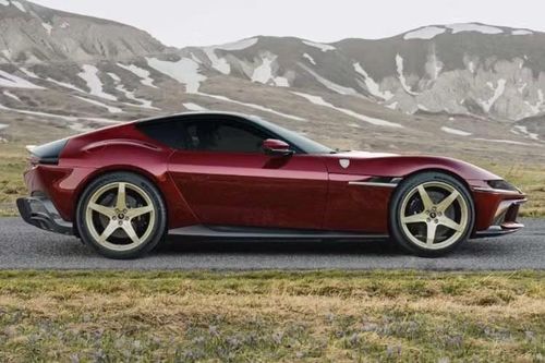 Giờ đây, phiên bản giới hạn Ferrari 12Cilindri Manuale đã kết hợp những gì tinh túy nhất của cả hai thế giới ôtô, đó là cần số sàn kiểu rãnh hở 6 cấp với bàn đạp ly hợp (côn), nhưng vẫn có tùy chọn sử dụng hộp số DCT 8 cấp ở chế độ tự động hoàn toàn.